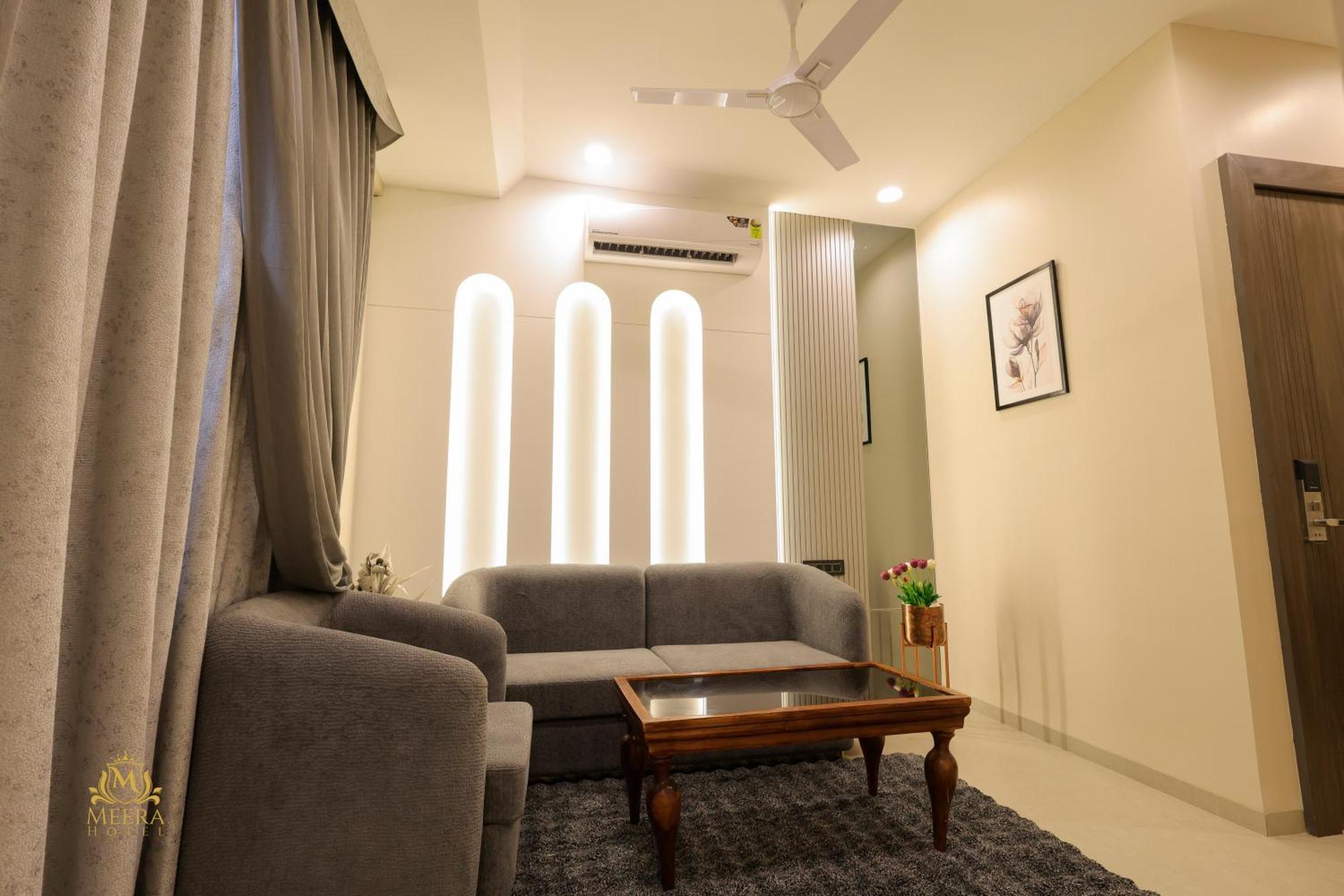 The Meera Hotel Ujjain Extérieur photo