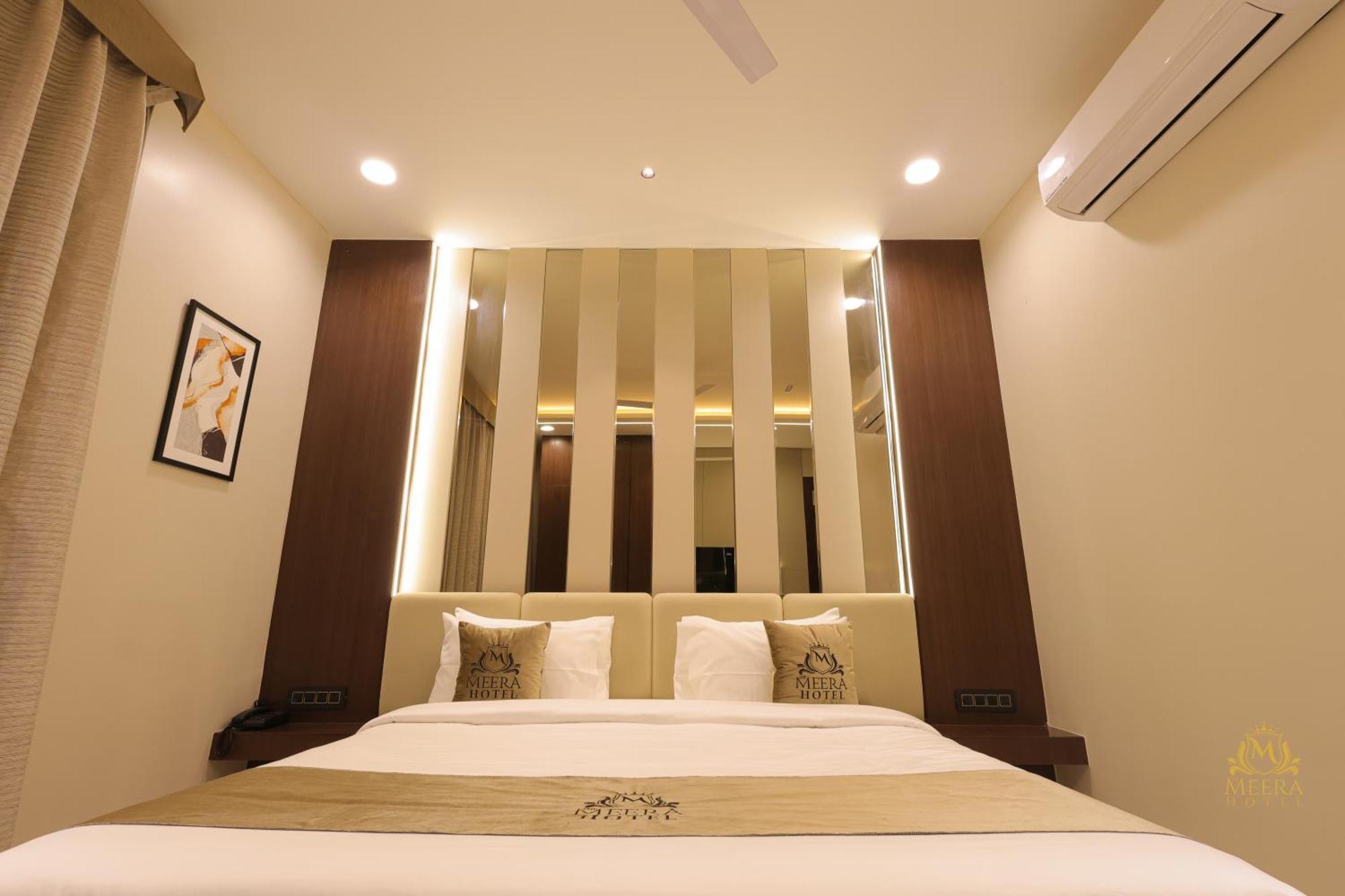 The Meera Hotel Ujjain Extérieur photo