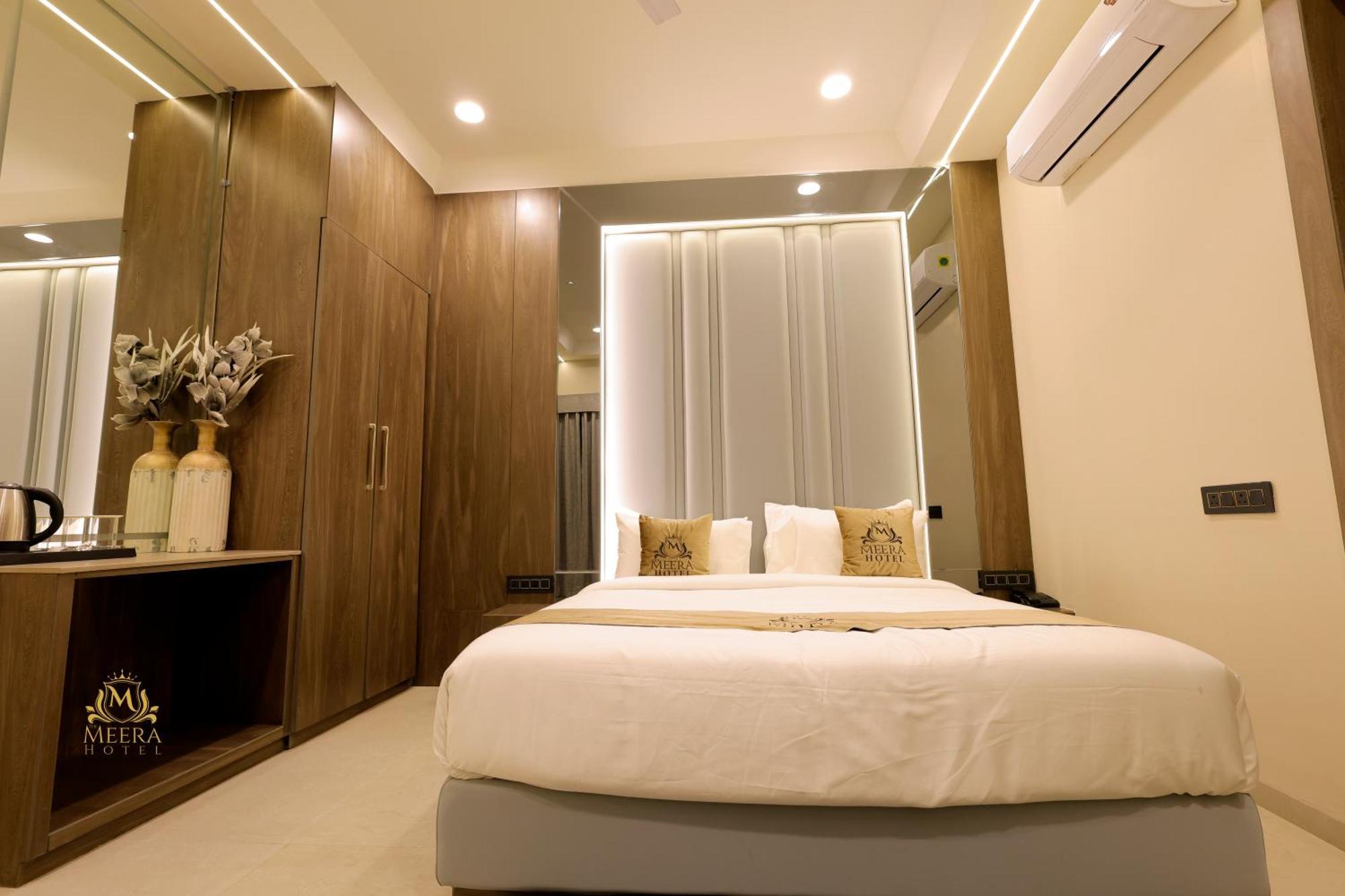 The Meera Hotel Ujjain Extérieur photo
